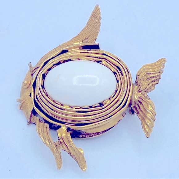 Large Vintage Textured GoldTone Fish With A large White Cabochon Pin/Brooch - Picture 5 of 5